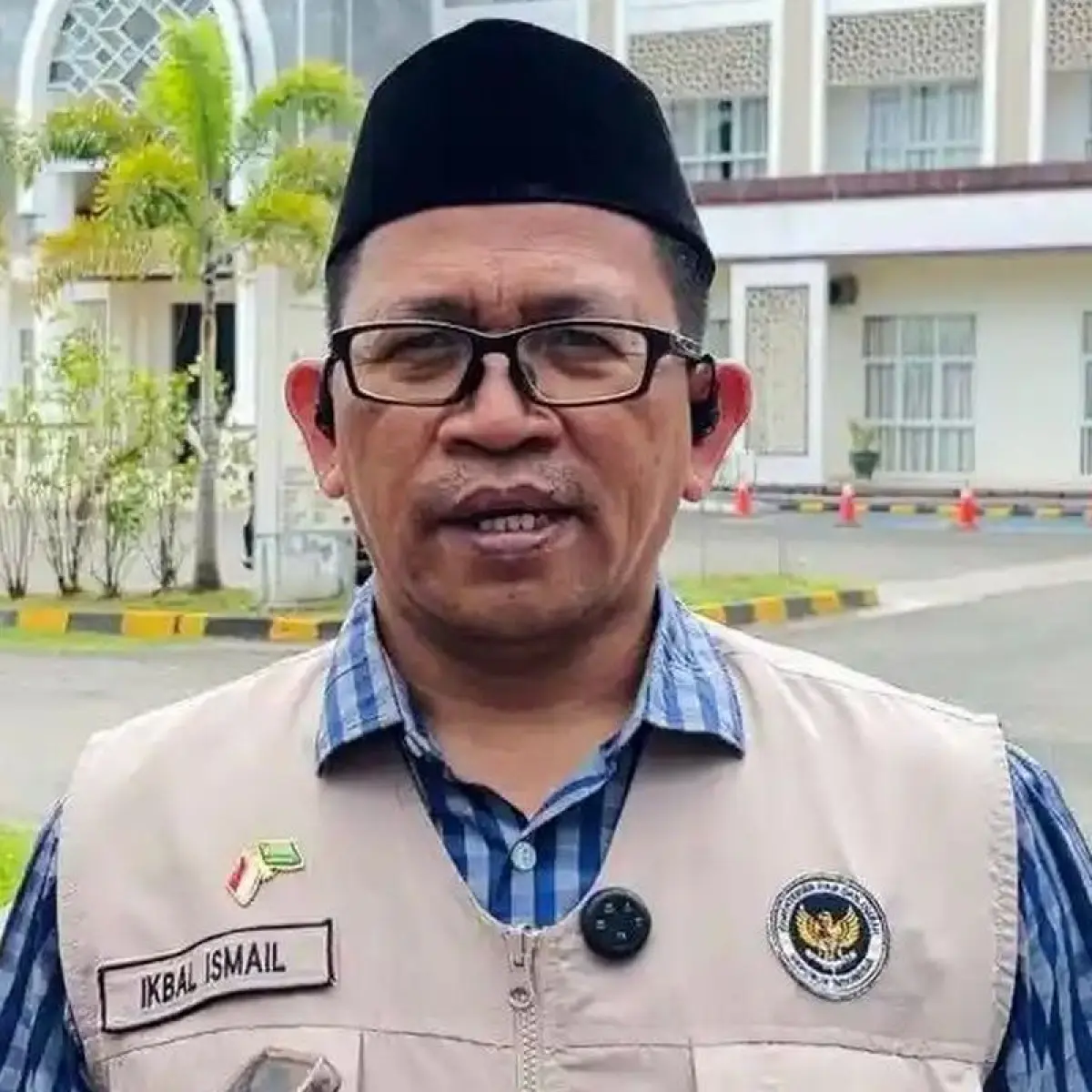 Ketua PPIH Embarkasi Makassar, Ikbal Ismail, saat ditemui di Asrama Haji Sudiang Makassar, Jumat (8/5/2026). Ikbal ingatkan jamaah jangan nekat bawa air Zamzam pulang ke Indonesia. 

 (Tribun-timur.com)