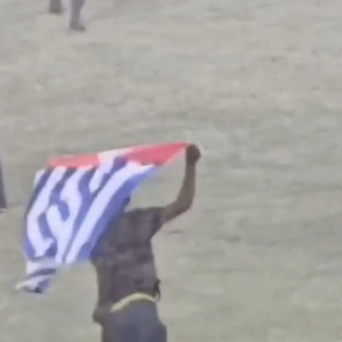Kekecewaan Berujung Chaos: Suporter Persipura Turun ke Lapangan Usai Gagal Promosi ke Super League