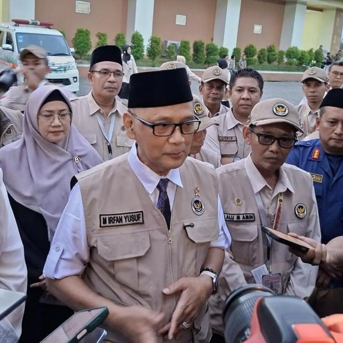 Foto: Menteri Haji dan Umrah Mohammad Irfan Yusuf bersama Wakil Gubernur NTB Indah Dhamayanti Putri di Asrama Haji Embarkasi Lombok, Jumat (8/5/2026). (Ahmad Viqi/detikBali)