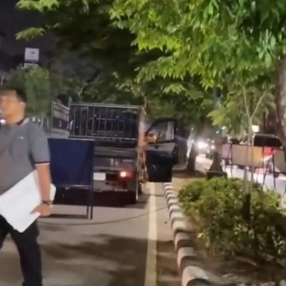 Foto: Petugas memasang pembatas jalan sebelum dilakukan penebangan pohon untuk BRT Mebidang. (Instagram/Dishub Medan)