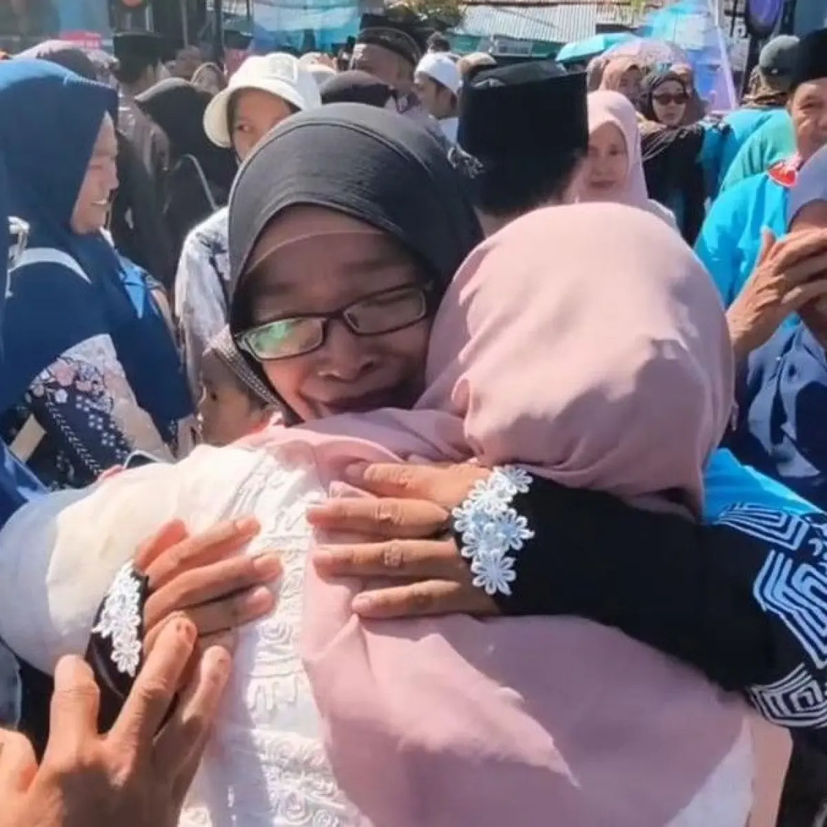 Foto: Pelepasan calon jemaah haji asal Kota Denpasar di Terminal Ubung, Denpasar, Jumat (8/5/2026). (Ahmad Firizqi Irwan/detikBali)