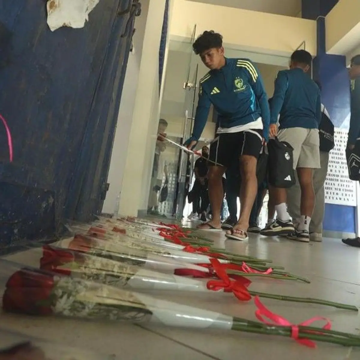 Momen Khidmat PSM Makassar Tabur Bunga di Kanjuruhan: Mengenang Tragedi Kelam 1 Oktober 2022