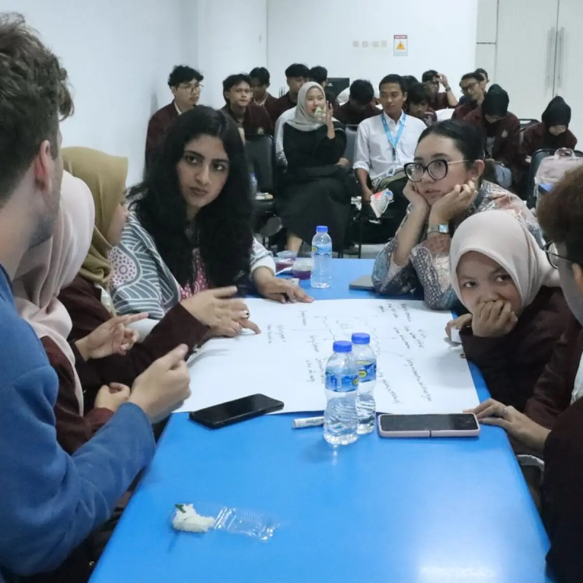 tangan peserta ujian menekan layar komputer seleksi (Foto: Masoemuniversity)