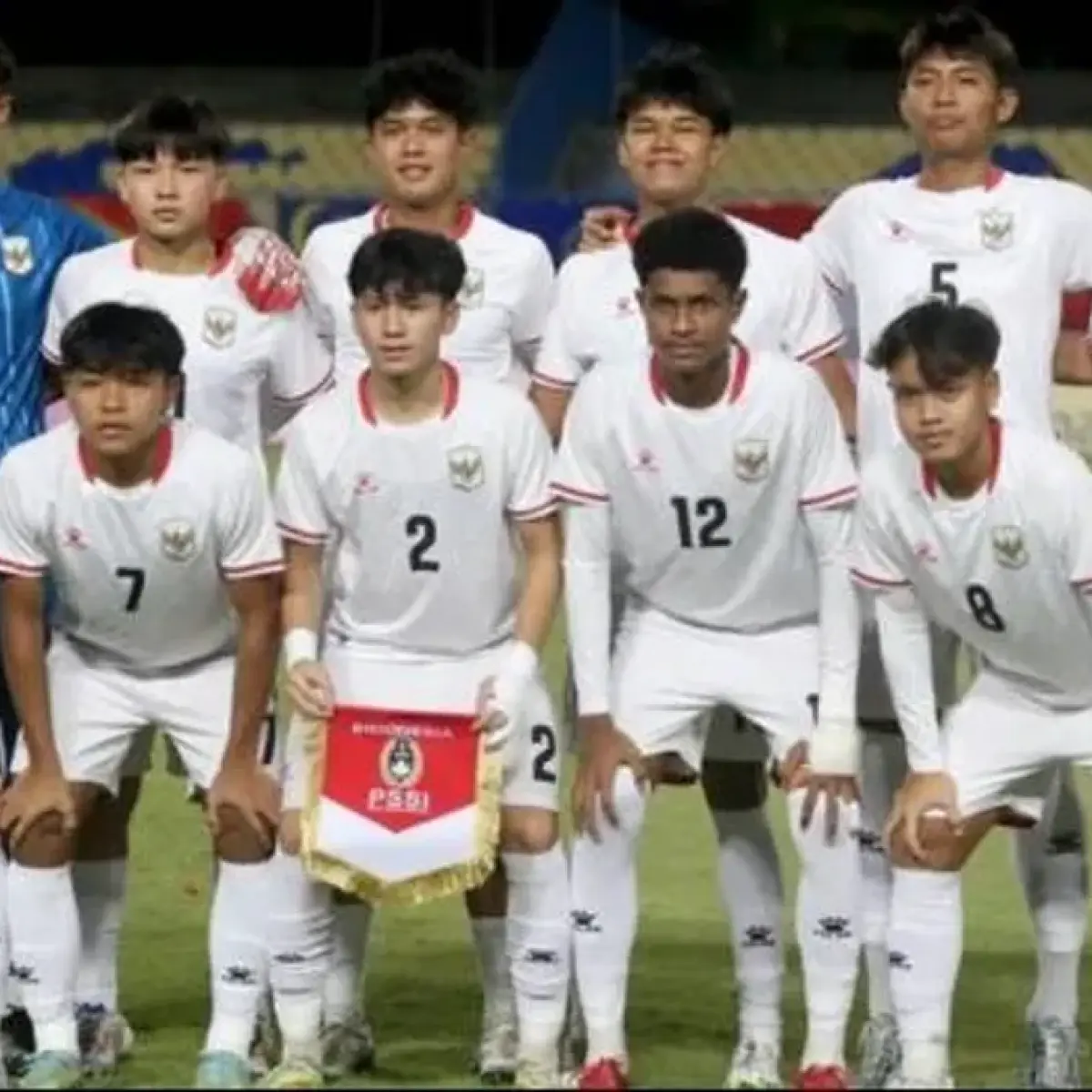 Timnas U17 Indonesia foto bersama sebelum laga kedua babak penyisihan Grup A ASEAN U17 Cup 2026 melawan Malaysia di Stadion Gelora Joko Samudro Gresik, Jawa Timur, Kamis (16/4/2026) malam. (Sumber: KOMPAS.COM/SUCI RAHAYU)