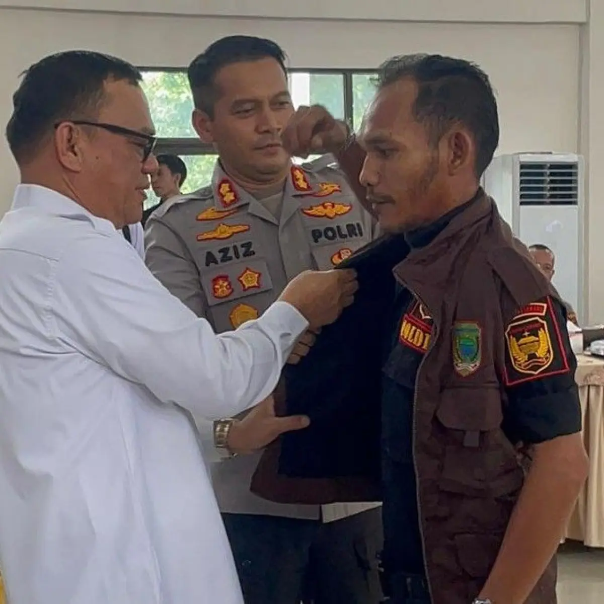 Foto: Bupati Kabupaten Empat Lawang Joncik Muhammad memberikan penghargaan kepada lima anggota Pol PP Desa (Dok. Pemkab Empat Lawang)