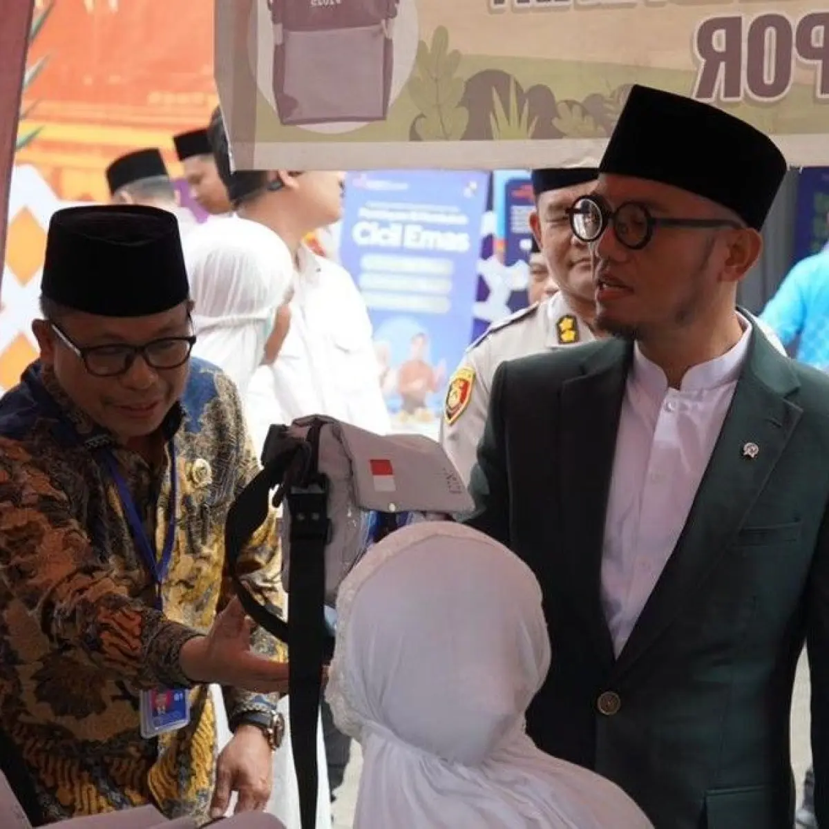 Foto: Wamenhaj Dahnil Anzar Simanjuntak, meninjau langsung pelayanan jemaah haji di Asrama Haji Medan. (dok.PPIH Medan)