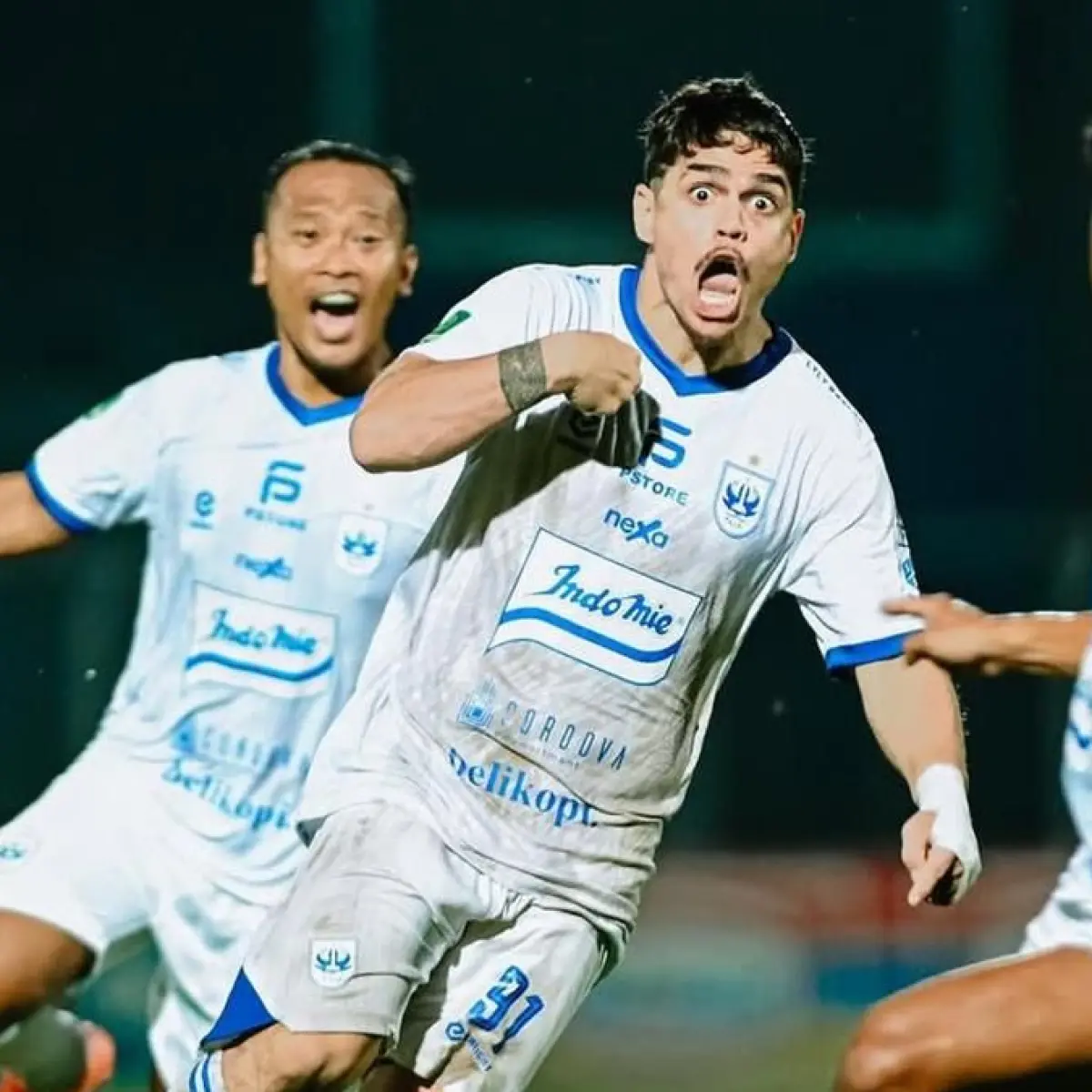 Penyerang PSIS Semarang, Rafinha (tengah), berhasil mencetak dua gol saat timnya bermain imbang 3-3 kontra Persiku Kudus di Stadion Wergu Wetan, Kudus pada laga pekan ke-24 Pegadaian Championship 2025/2026, Sabtu (11/04/2026). (dok. PSIS Semarang)