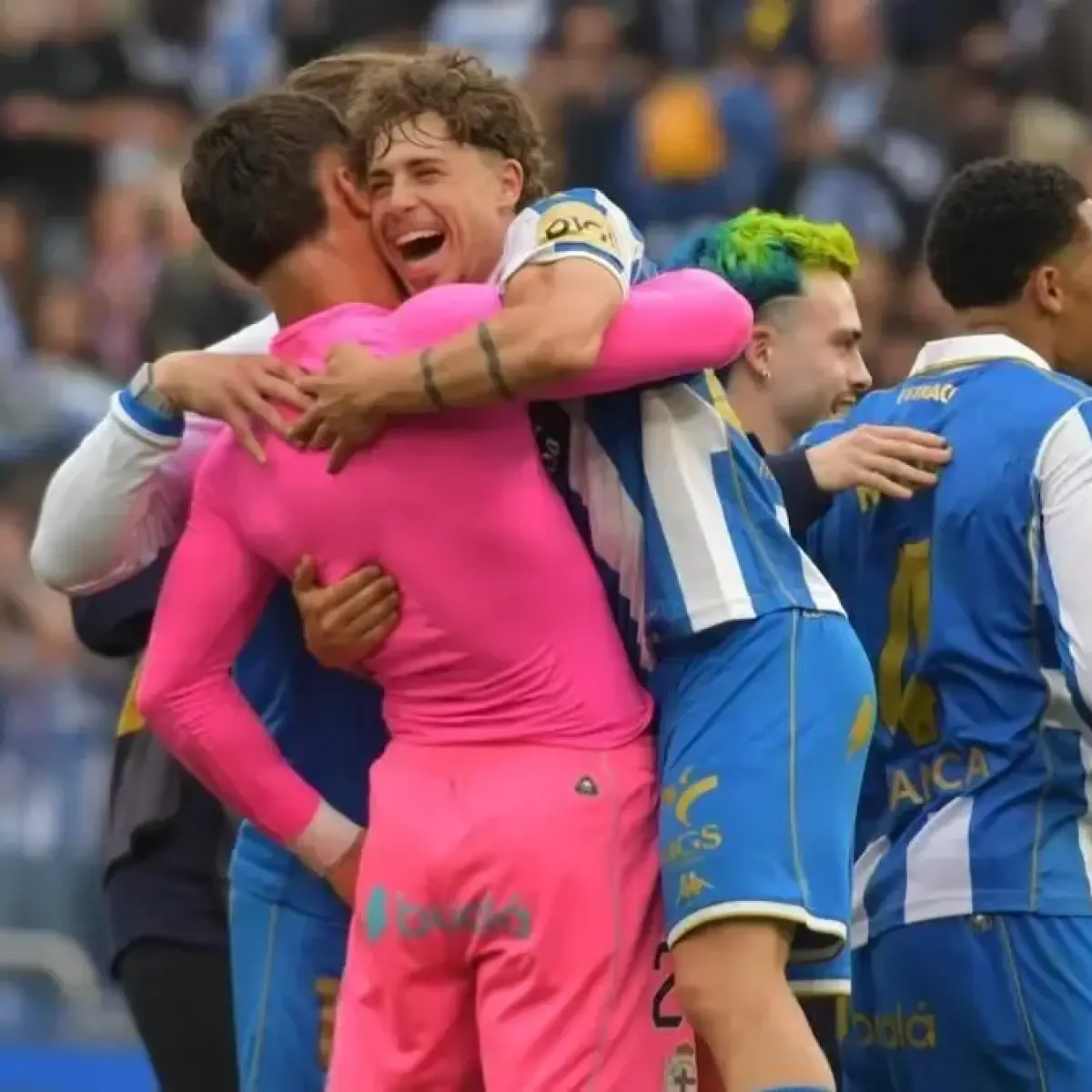 Mario Soriano memeluk Ferllo setelah peluit akhir / CARLOS PARDELLAS