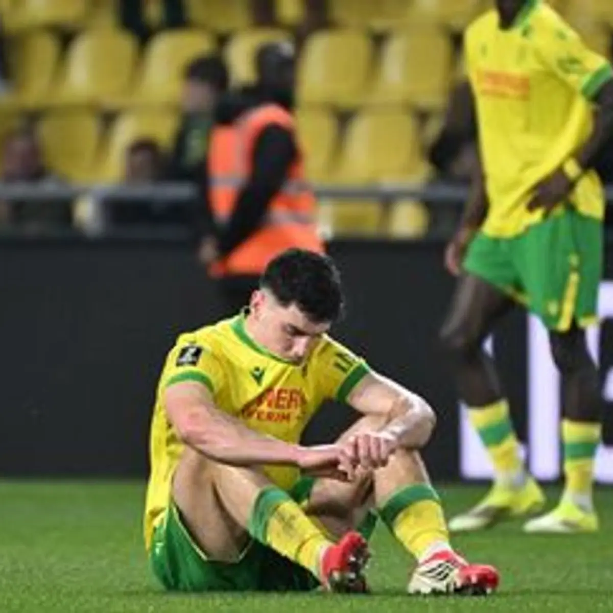 Kekecewaan Matthis Abline saat laga Nantes-PSG, 18 Januari 2026, di La Beaujoire. (SEBASTIEN SALOM-GOMIS / AFP)
