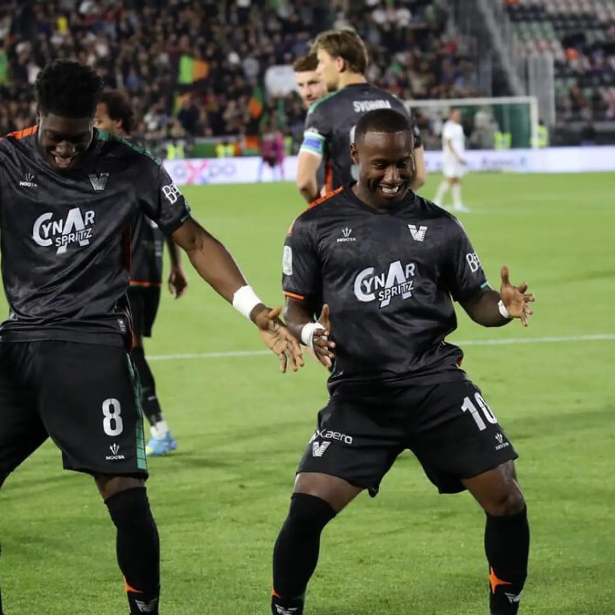 Doumbia dan Yeboah merayakan gol (foto Paola Garbuio/LaPresse)