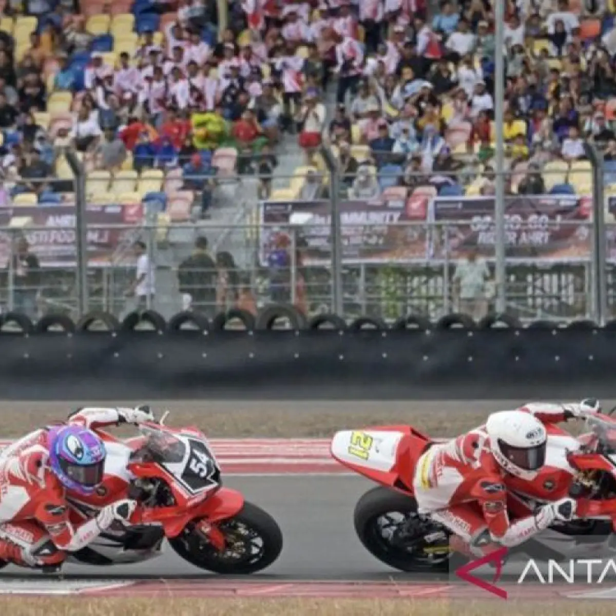 Arsip - Pembalap Astra Honda Racing Team Mohammad Adenanta Putra (kanan) bersama pembalap Astra Honda Racing Team Veda Ega Pratama (kiri) memacu motornya saat race dua kelas SS600 Idemitsu FIM Asia Road Racing Championship (ARRC) 2024 di Pertamina Mandalika International Circuit di KEK Mandalika, Desa Kuta, Praya, Lombok Tengah, NTB, Minggu (28/7/2024). ANTARA FOTO/Ahmad Subaidi/Spt.