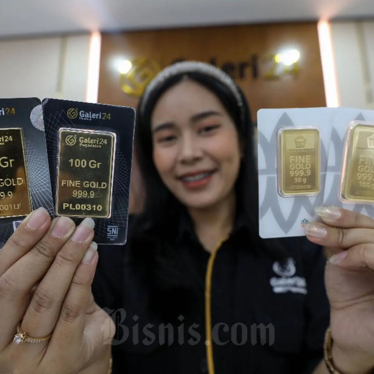 Karyawan menunjukan emas di Galeri 24 Pegadaian, Jakarta, Selasa (22/8/2023). Bisnis/Eusebio Chrysnamurti