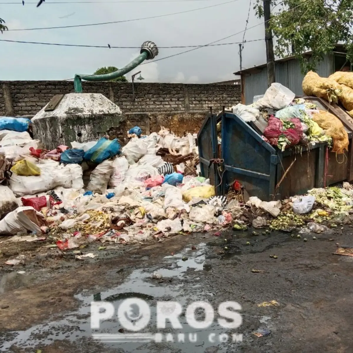 tumpukan sampah plastik menggunung (Foto: Porosbaru)
