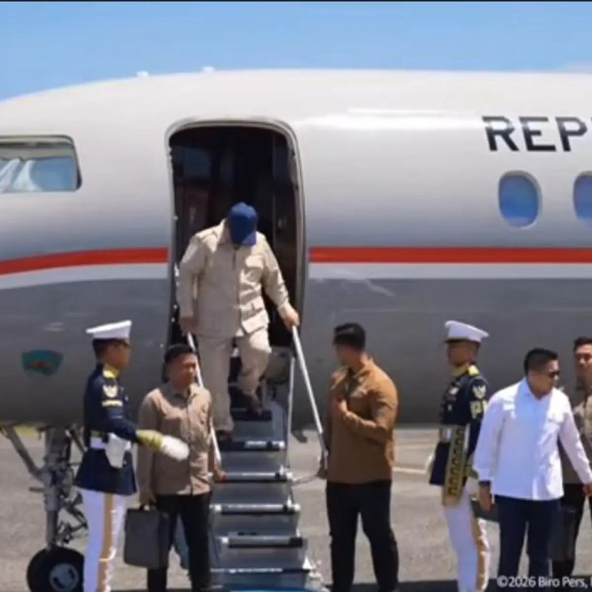 Presiden Prabowo Subianto mendarat di Bandara Miangas usai merampungkan kegiatan KTT ke-48 ASEAN di Cebu, Filipina. Foto: Youtube Setpres.
