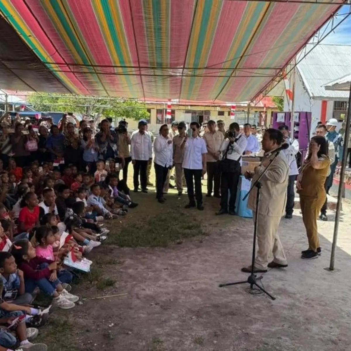Foto: Temui Warga Miangas, Prabowo Disambut Nyanyian 'Maju Tak Gentar' dan 'Pulau Miangas' (Eva/detikcom)