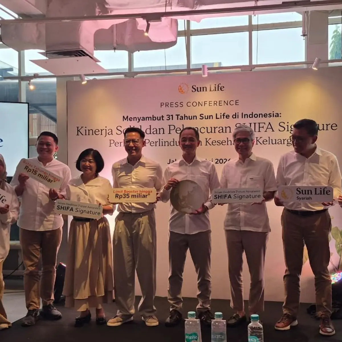 Presiden Direktur Sun Life Indonesia Albertus Wiroyo (tengah) dan Chief Product Officer Sun Life Indonesia Jessica Adrianto (kanan) saat konferensi pers peluncuran SHIFA Signature di Jakarta, Jumat (8/5/2026).(KOMPAS.com/ISNA RIFKA SRI RAHAYU)