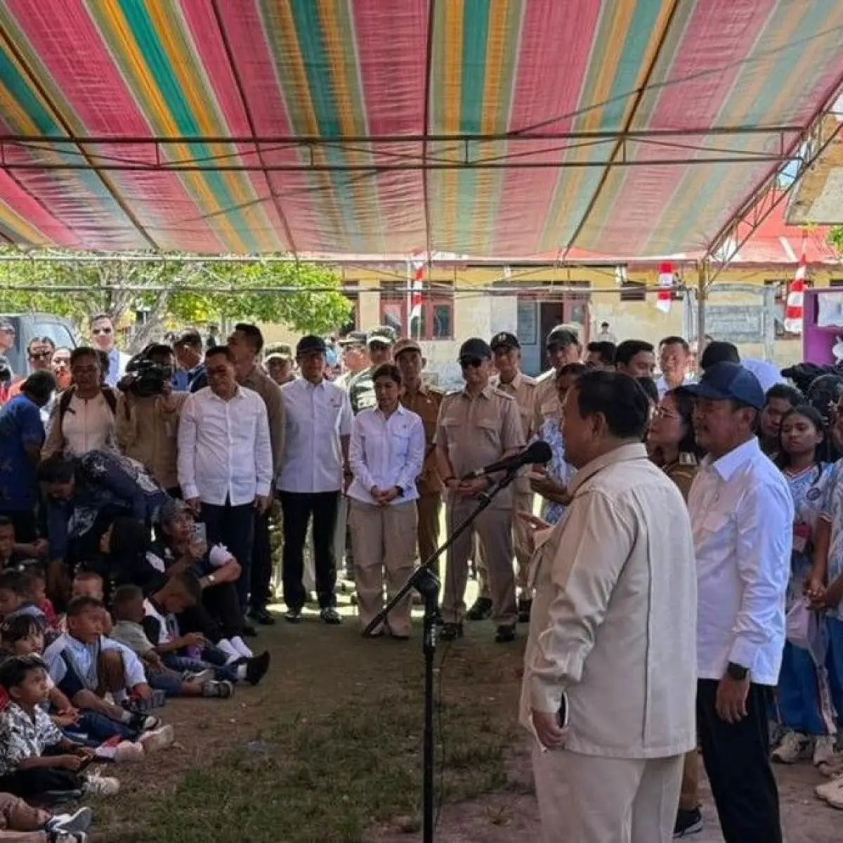 Foto: Presiden Prabowo Subianto memberikan bantuan berupa peralatan sekolah, modem internet Starlink, hingga HP untuk memperkuat jaringan komunikasi di Pulau Miangas. (Eva S/detikcom)