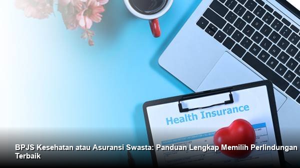 Seorang konsultan keuangan profesional sedang menjelaskan detail polis asuransi kepada pasangan suami istri yang tersenyum lega di sebuah kantor yang nyaman.