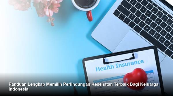 Seorang konsultan keuangan profesional sedang menjelaskan detail polis asuransi kesehatan kepada pasangan suami istri yang tampak tersenyum lega di sebuah kantor yang nyaman.