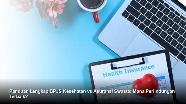 Konsultan keuangan profesional sedang menjelaskan dokumen polis asuransi kepada sepasang suami istri muda di meja kerjanya, menciptakan suasana kepercayaan dan perencanaan masa depan yang cerah.