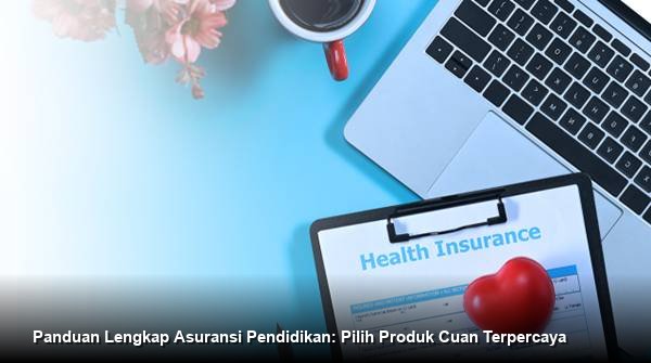 Konsultan keuangan profesional tersenyum sambil menjelaskan dokumen polis asuransi pendidikan di atas meja kepada sepasang orang tua muda di ruang kerja yang terang.