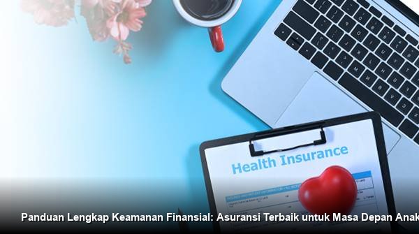 Seorang konsultan keuangan profesional tersenyum sambil menjelaskan dokumen polis asuransi pendidikan kepada sepasang orang tua muda di meja kerja mereka.