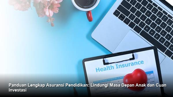 Seorang konsultan keuangan profesional sedang menjelaskan dokumen polis asuransi pendidikan kepada sepasang orang tua muda di atas meja kerja yang rapi.