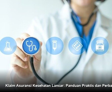 Konsultan keuangan profesional sedang menjelaskan dokumen polis asuransi kesehatan kepada sepasang suami istri yang tampak tenang dan penuh keyakinan.