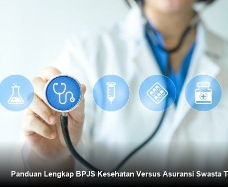 Konsultan keuangan profesional sedang menjelaskan dokumen polis asuransi kepada sepasang suami istri yang tampak tenang dan yakin di ruang rapat modern.