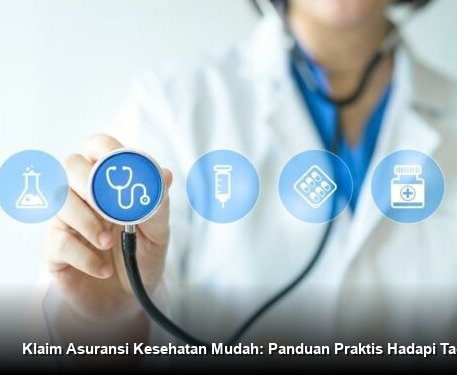 Foto seorang konsultan keuangan profesional sedang menjelaskan dokumen polis asuransi kesehatan kepada pasangan muda di meja kantor yang rapi.