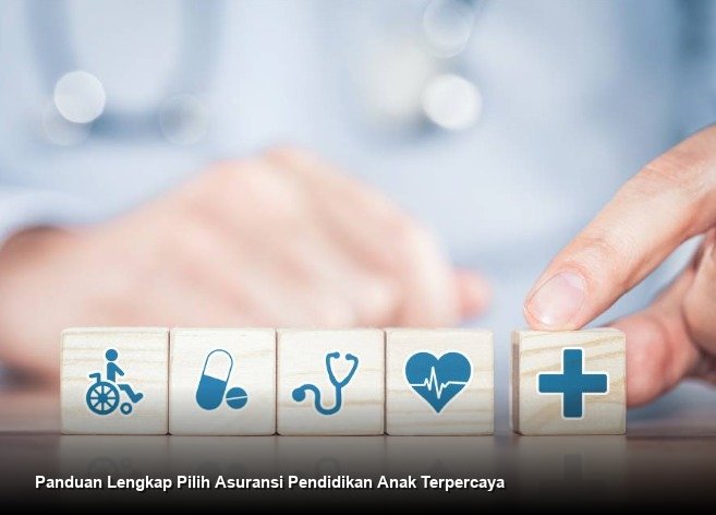 Konsultan keuangan profesional sedang menjelaskan dokumen polis asuransi pendidikan kepada sepasang orang tua muda di meja kantor yang rapi.