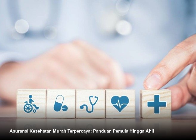 Konsultan keuangan profesional menjelaskan dokumen polis asuransi kesehatan kepada pasangan muda di meja kerja mereka.