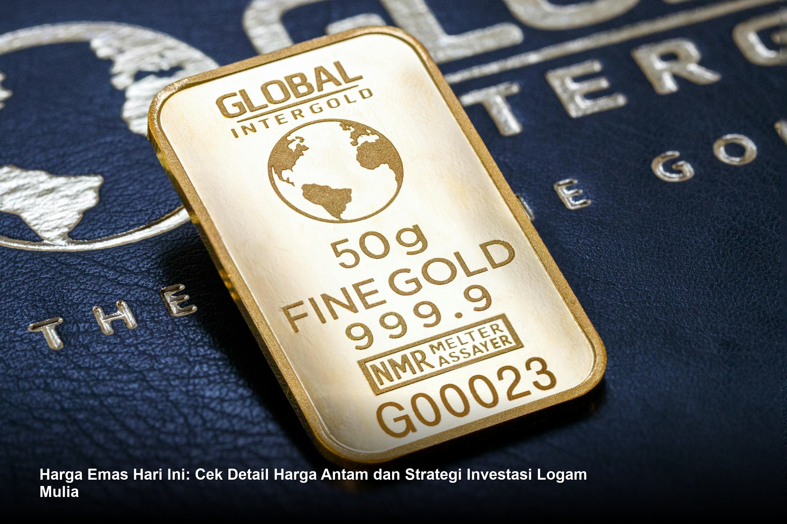 Tumpukan emas batangan Antam murni berkilauan dengan latar belakang grafik harga yang menunjukkan tren naik.