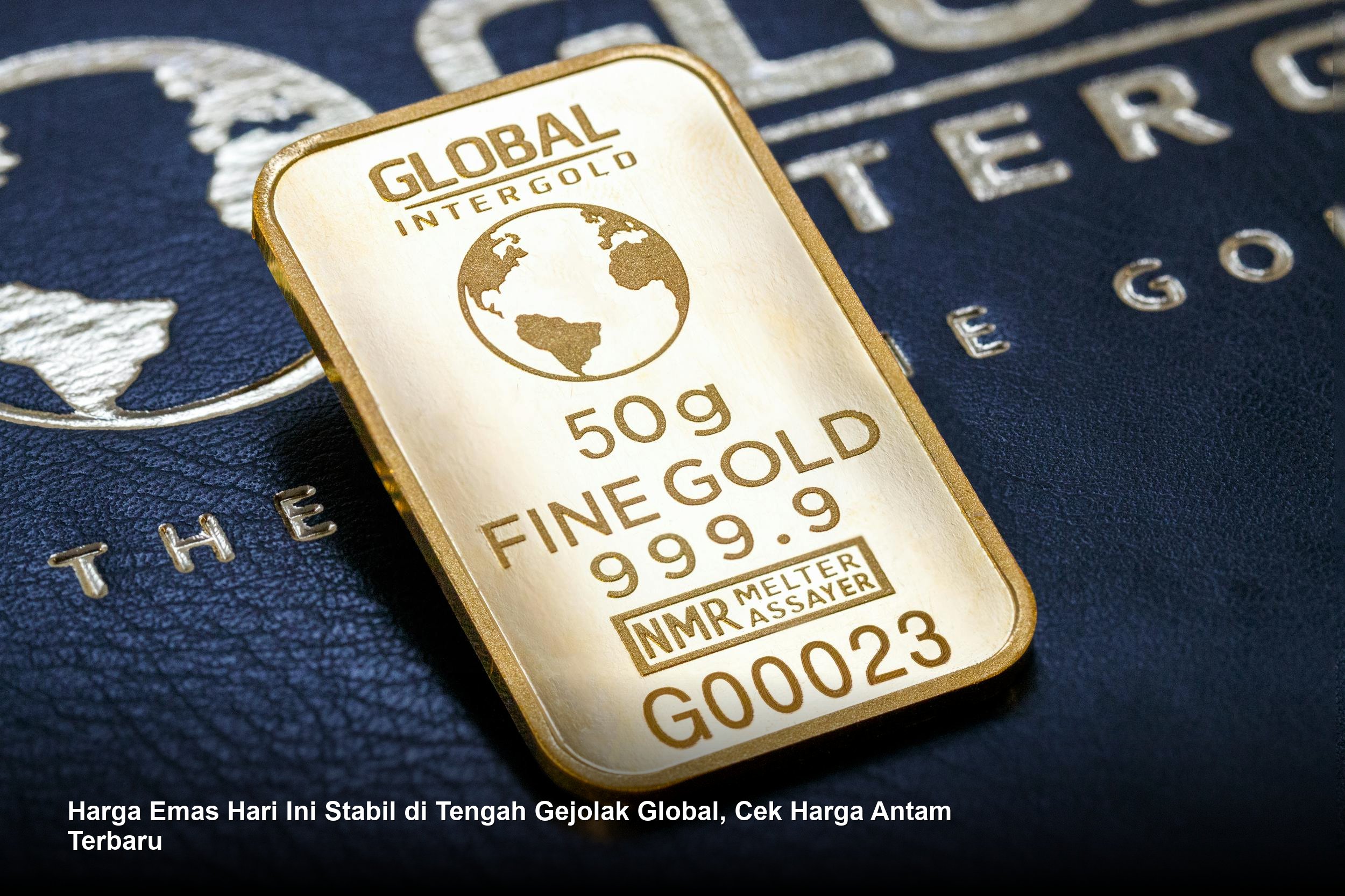 Emas batangan Antam berkilauan di atas grafik pergerakan harga yang menunjukkan stabilitas pasar.