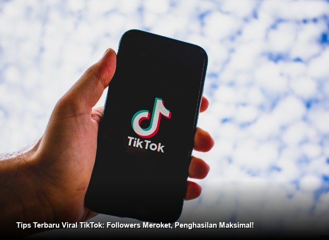Ilustrasi layar smartphone menampilkan notifikasi transfer uang di aplikasi perbankan dengan logo TikTok di latar belakang.