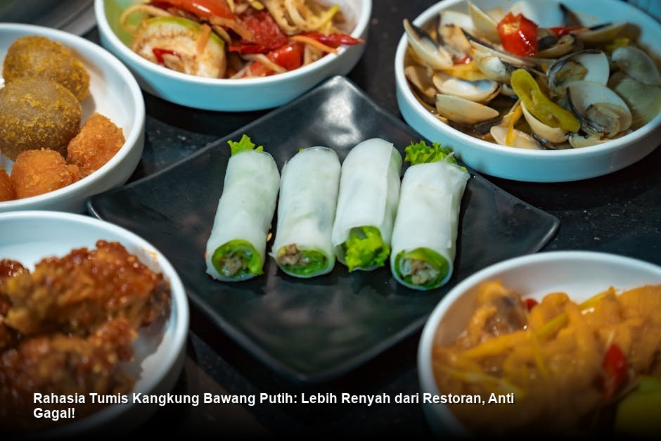 Sepiring Tumis Kangkung Bawang Putih segar dengan warna hijau cerah dan taburan bawang putih cincang yang terlihat renyah.