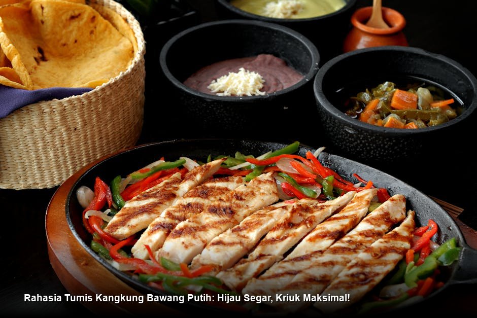 Semangkuk Tumis Kangkung Bawang Putih yang masih mengepul, menampilkan warna hijau cerah kontras dengan irisan cabai merah dan taburan bawang putih goreng.