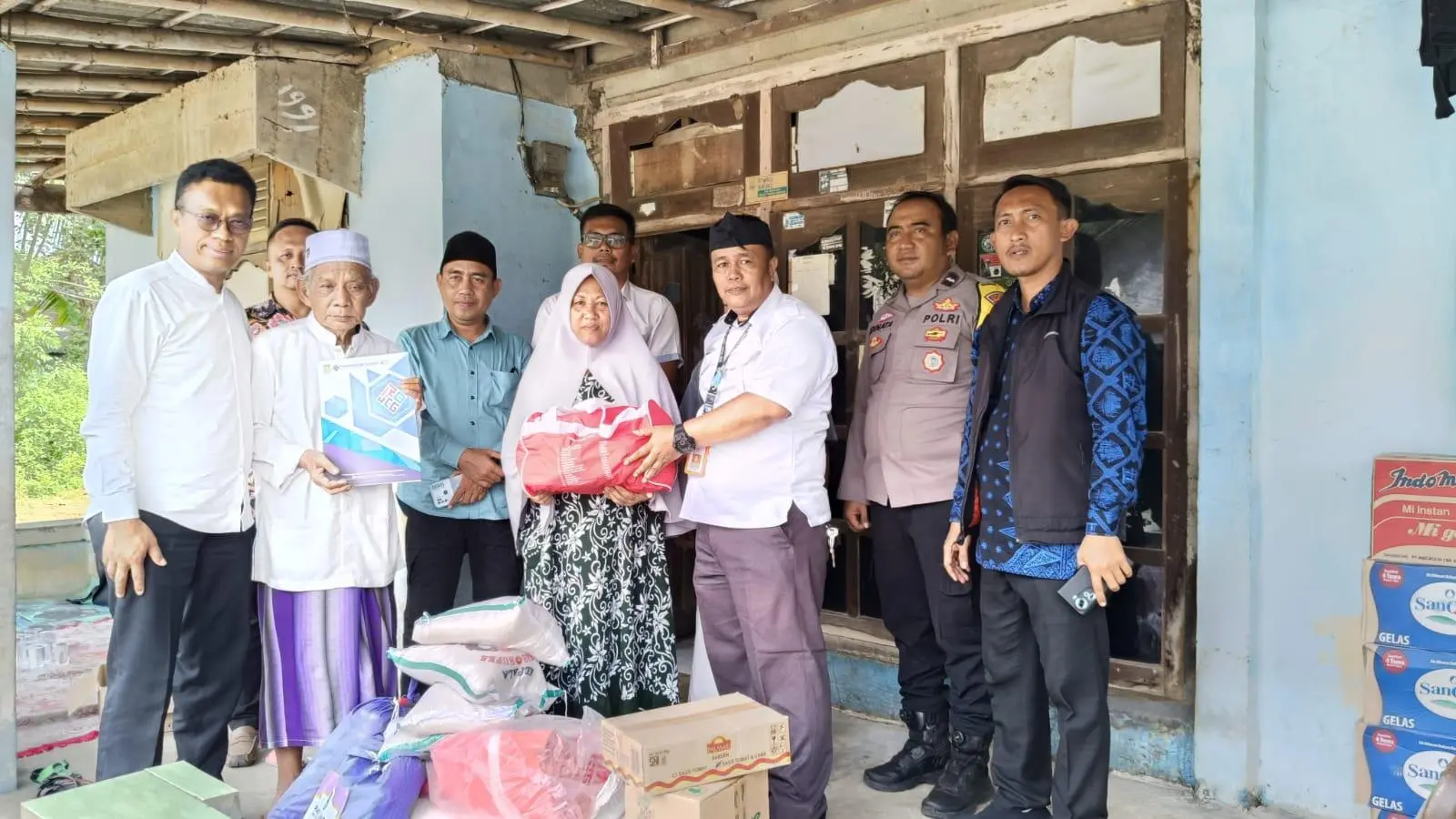 Camat Rajeg Kunjungi Dan Beri Bantuan Kepada Warga Korban Kebakaran di Desa Rancabango