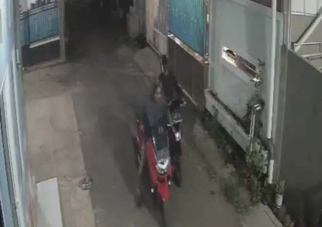 Kendaraan Ops Dinas Kuwu/Kades Tuk Karangsuwung Kecamatan Lemahabang, Cirebon, Di Gondol Maling 