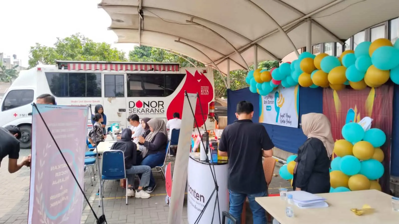 Sambut HUT Bank Banten Ke-9 KCP Ciledug bekerja sama PMI Tangkot Gelar Baksos 