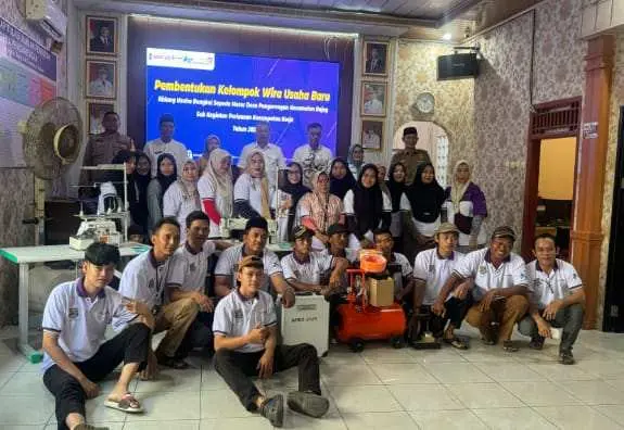 Camat Rajeg Oman Apriaman Hadiri Penyerahan Alat Perbengkelan dan Mesin Jahit Dari Disnaker Kabupaten Tangerang.