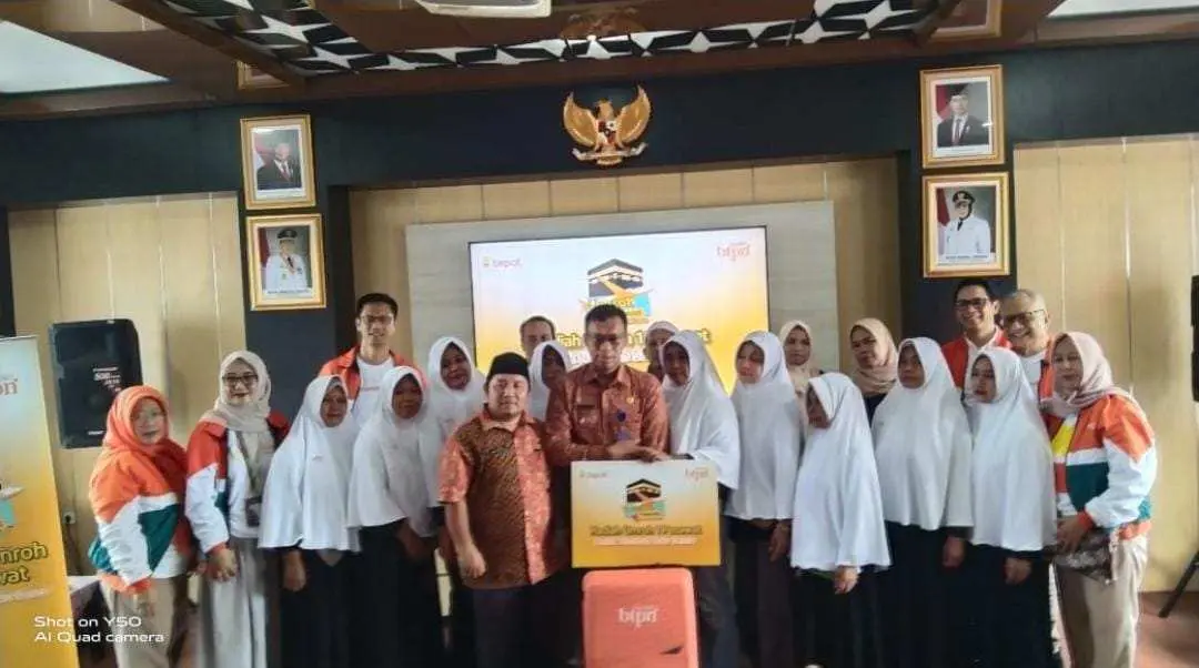 Camat Rajeg Dan Kades Daon Terharu 9 Warganya Dapat Umroh Gratis Dari Bank BTPN Syariah 