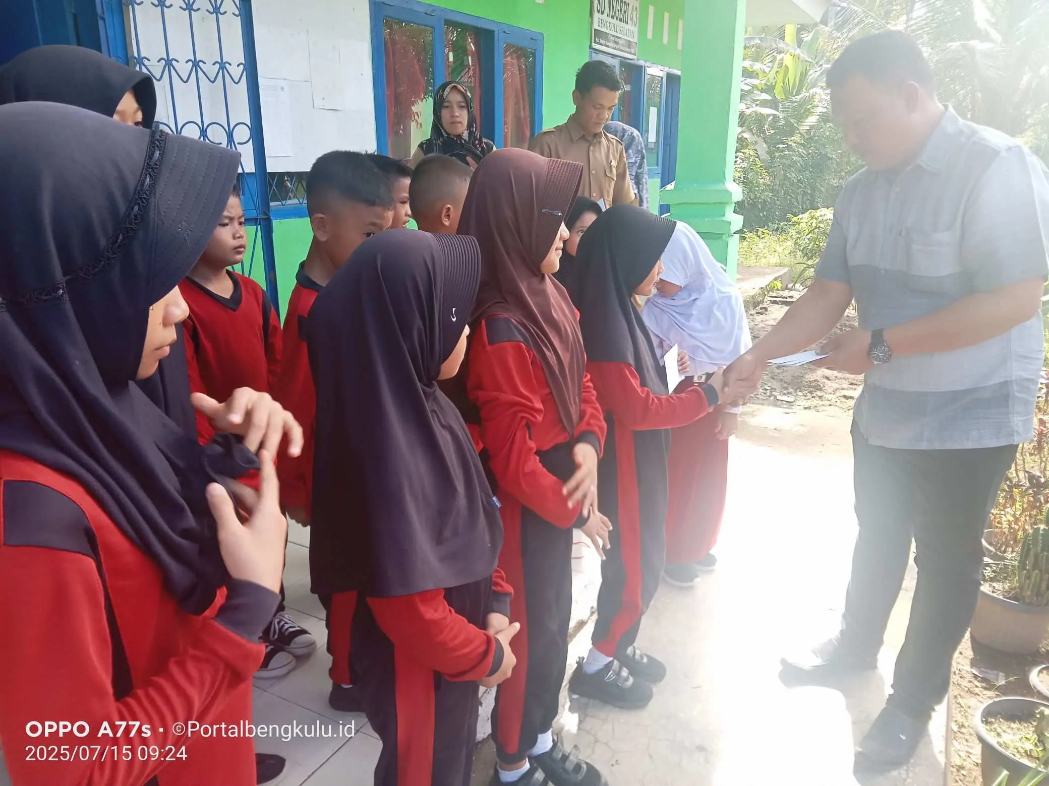 Pemdes Tanjung Agung Salurkan Beasiswa Dari Dana Desa Kepada Pelajar Berprestasi