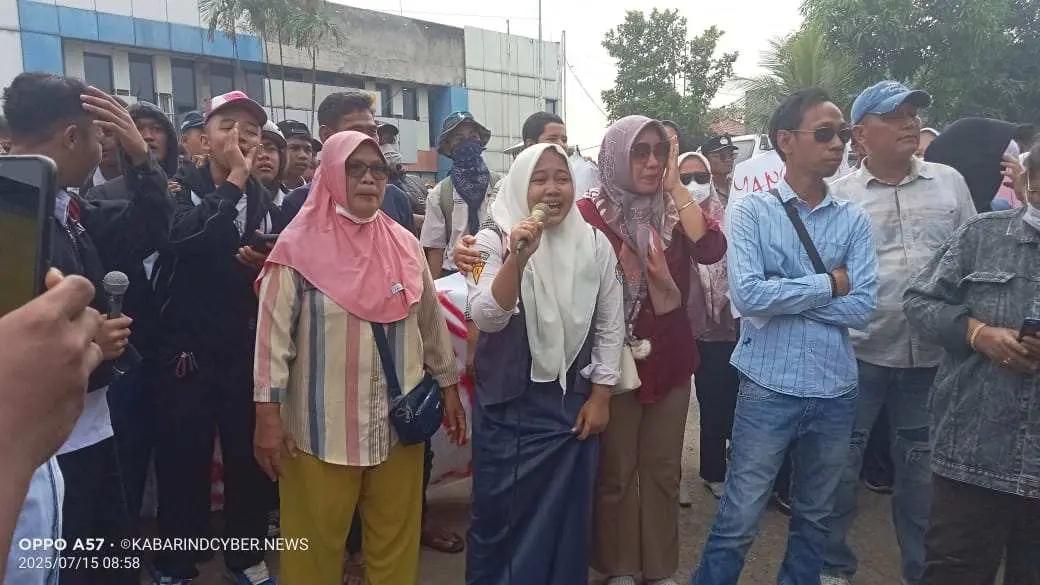 Aparat Desa Pisangan Jaya Dan Orang Tua Siswa Yang Anak Nya Tidak Diterima Di SMKN 2 Kabupaten Tangerang Gelar Demo