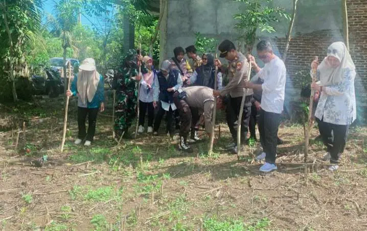 Dukung Program Ketahanan Pangan, Polsek Kota Manna Laksanakan Giat Penanaman Jagung Serentak Kuartal III