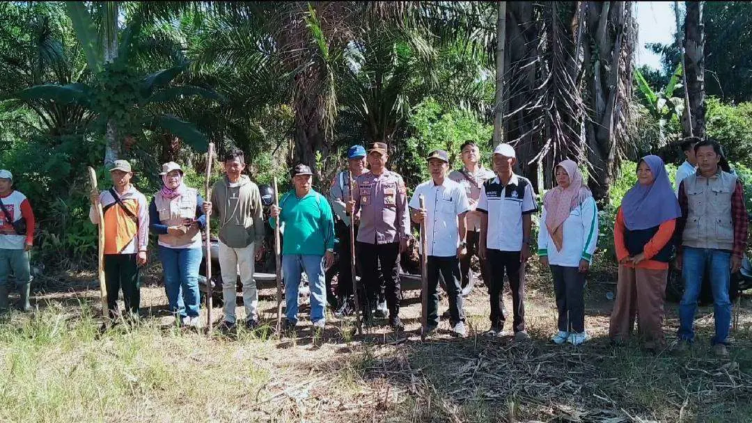 Dukung Program Ketahanan Pangan, Bersama Bumdes Muara Pulutan Polsek Seginim Gelar Tanam Jagung Bersama