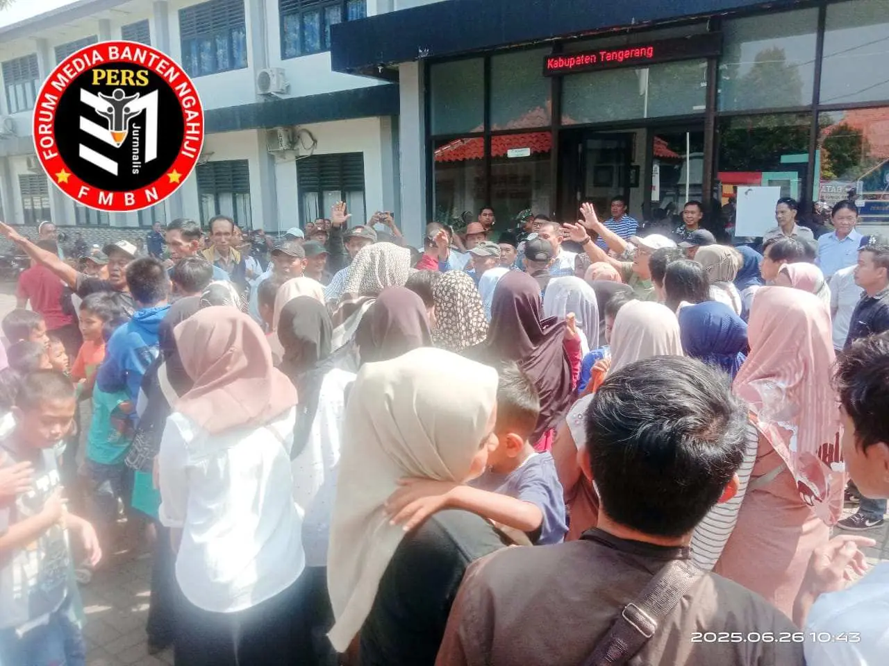Tolak SPMB 2025, Warga Desa Kadu Jaya Kec.Curug Unjuk Rasa Di SMAN 3 Kab. Tangerang