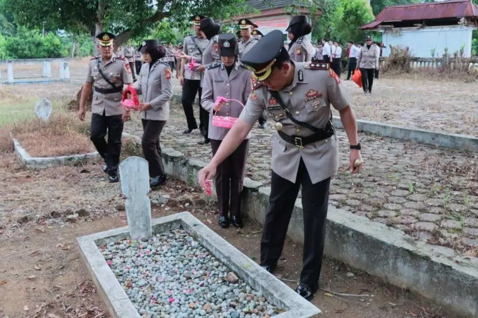 Rangkaian Kegiatan Hari Bhayangkara Ke 79, Polres Bengkulu Selatan Gelar Ziarah Ke TMP SEMAKU