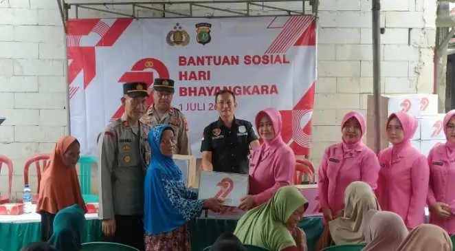 Dalam Rangka Hari Bhayangkara ke-79 Tahun 2025 di Wilayah Hukum Polsek Sepatan Peduli Warga bagikan 75 Bansos