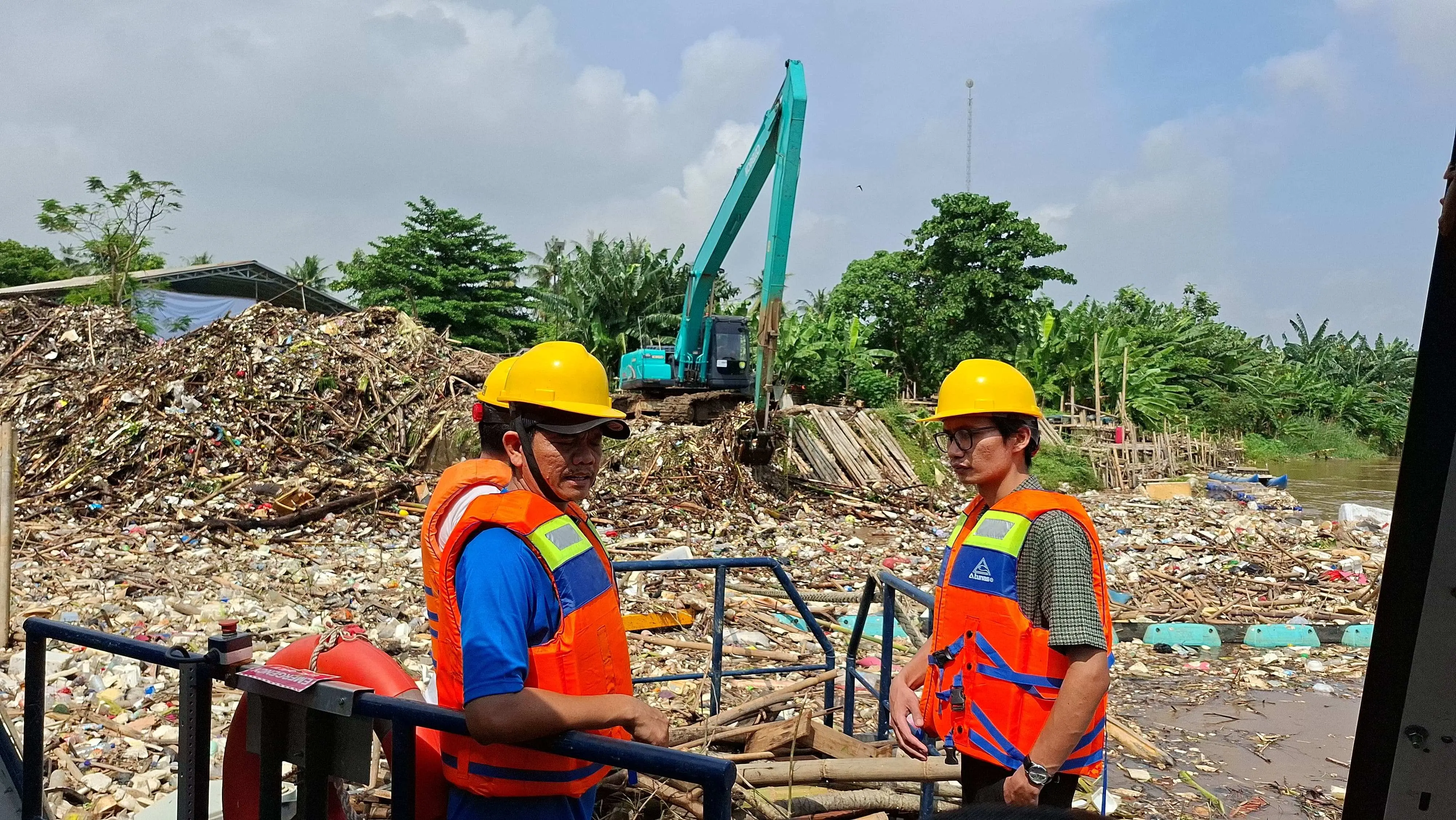 Memperingati Hari Lingkungan Hidup Sedunia, DLHK Kabupaten Tangerang Berkontribusi Kelola Sampah Sungai Di Tanjung Burung
